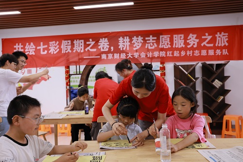 南財學子走進農家書屋：紫色藝術陶冶情操，書法漆扇傳承文化