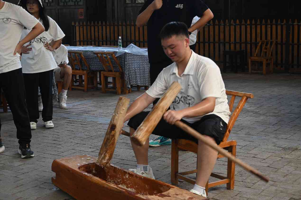 湖南工商大學e路鄉(xiāng)伴小分隊：傳承千年民俗，共賞打糍粑盛宴