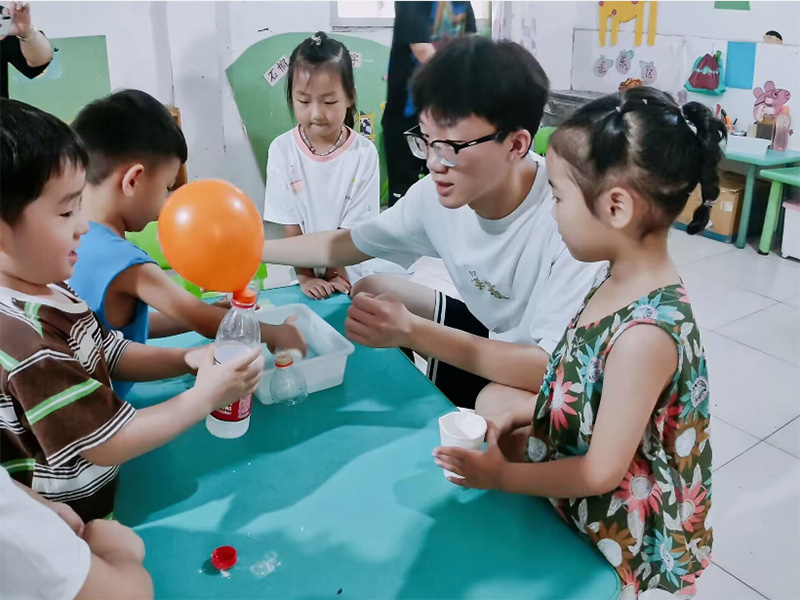 河南理工三下鄉——【情暖實踐團聯合光電宣講團走進幼兒園宣講科學小知識】