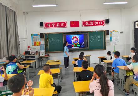 “趣味英語，動漫同行”武昌理工學院云夢書韻志愿服務隊開展特色趣味英語課程