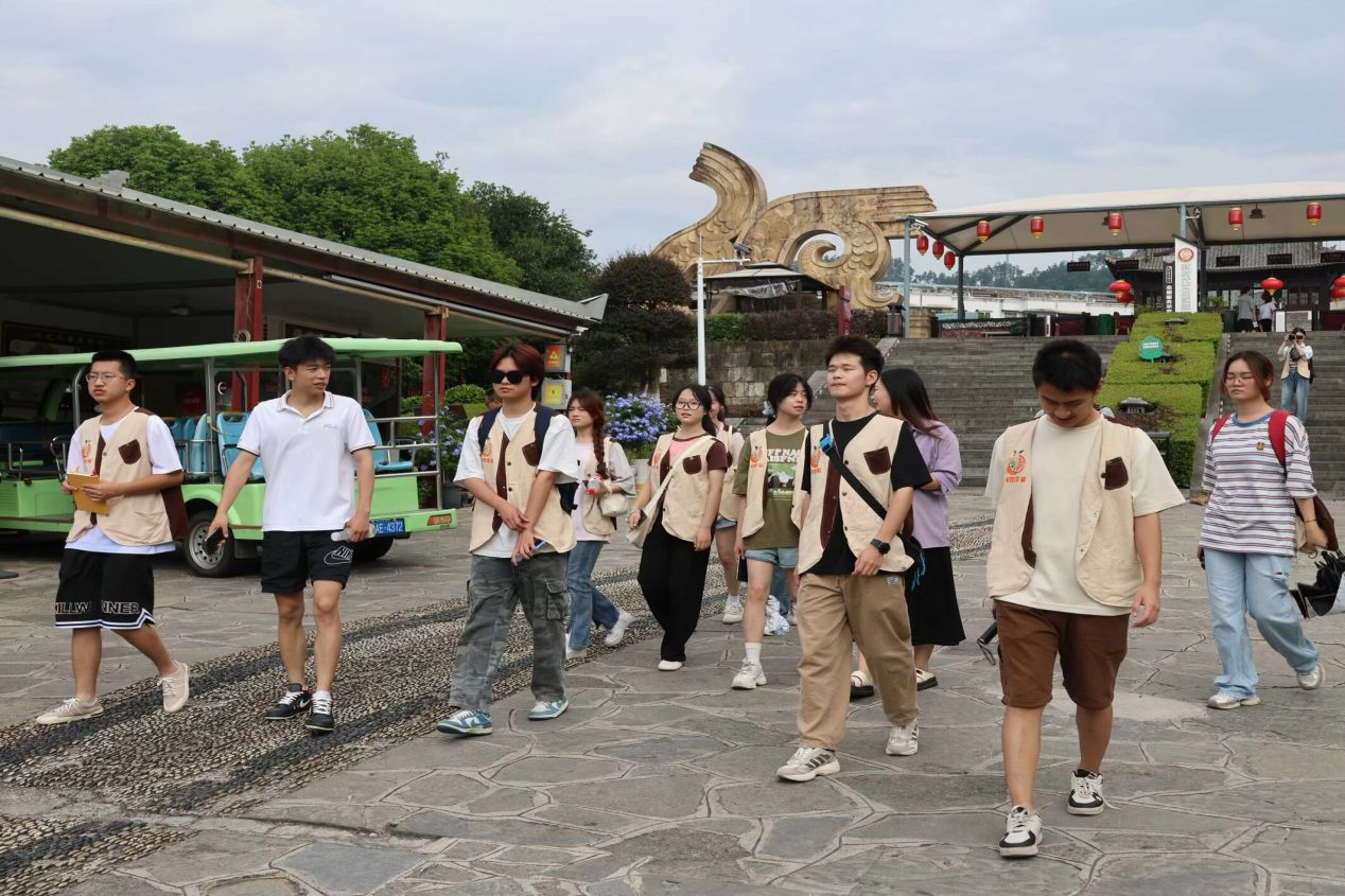 武漢東湖學院“小橙故事”實踐隊走進屈原故里愛國主義教育基地