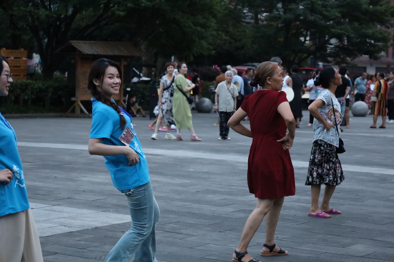 青春人科進行時：心橋相連情綿綿，舞影蹁躚繪民俗 中國青年網7月18日電（通訊員 王千嬈）2