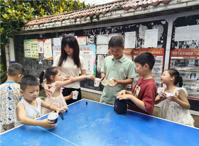 繪畫暖童心，守護純真微笑 —— 懷化學院暑期“三下鄉”行動照亮山區兒童