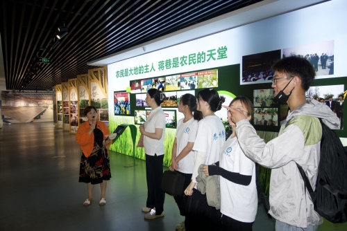 泰院學子三下鄉實踐圖片：紅色旅游點亮鄉村振興