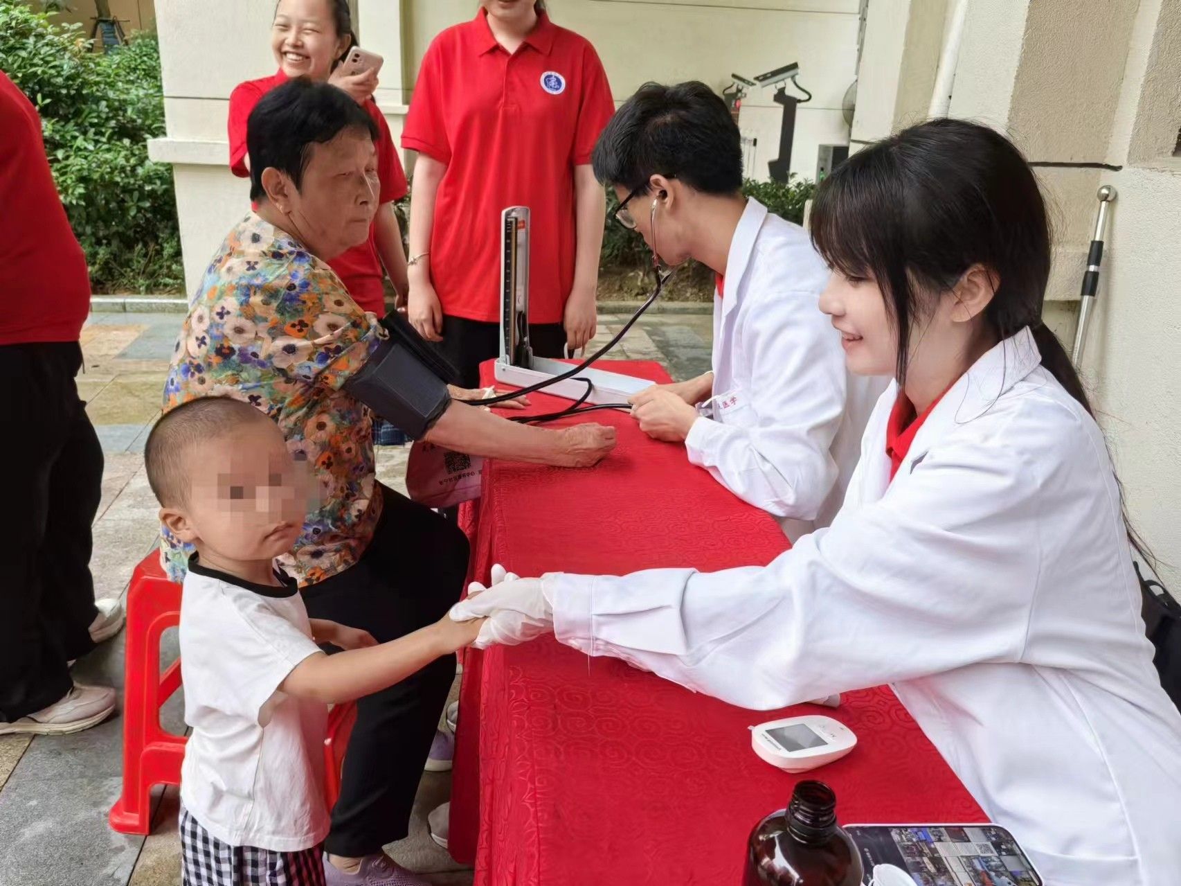 晚霞中的健康夢：安醫臨院學子關注老年人睡眠健康——“醫夢同行”社會實踐隊開展暑期“三下鄉”活動