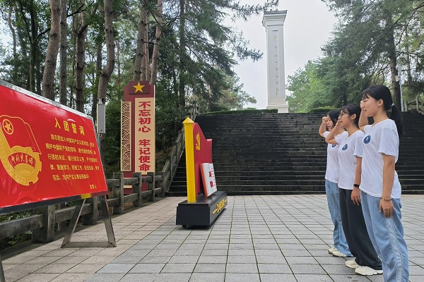 青山埋忠骨，鮮花祭英靈：前往岳西縣大別山烈士陵園