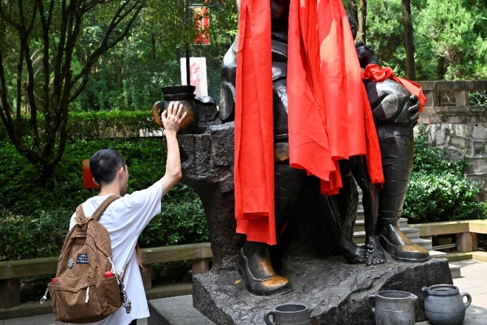 南京郵電大學實踐團至紅軍山烈士陵園追尋革命蹤跡，傳承紅色精神