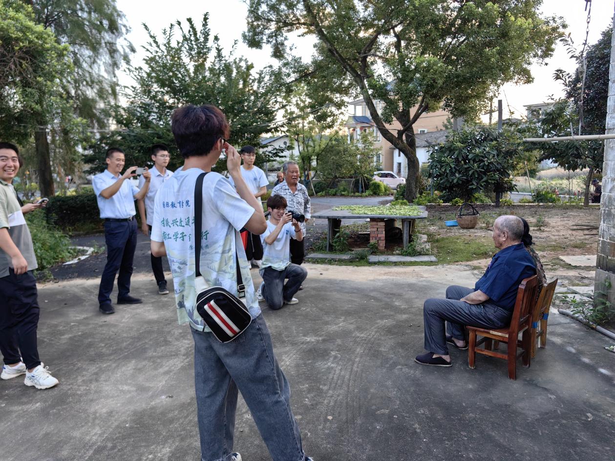 鏡頭定格鄉(xiāng)村笑顏 青春助力幸福留影